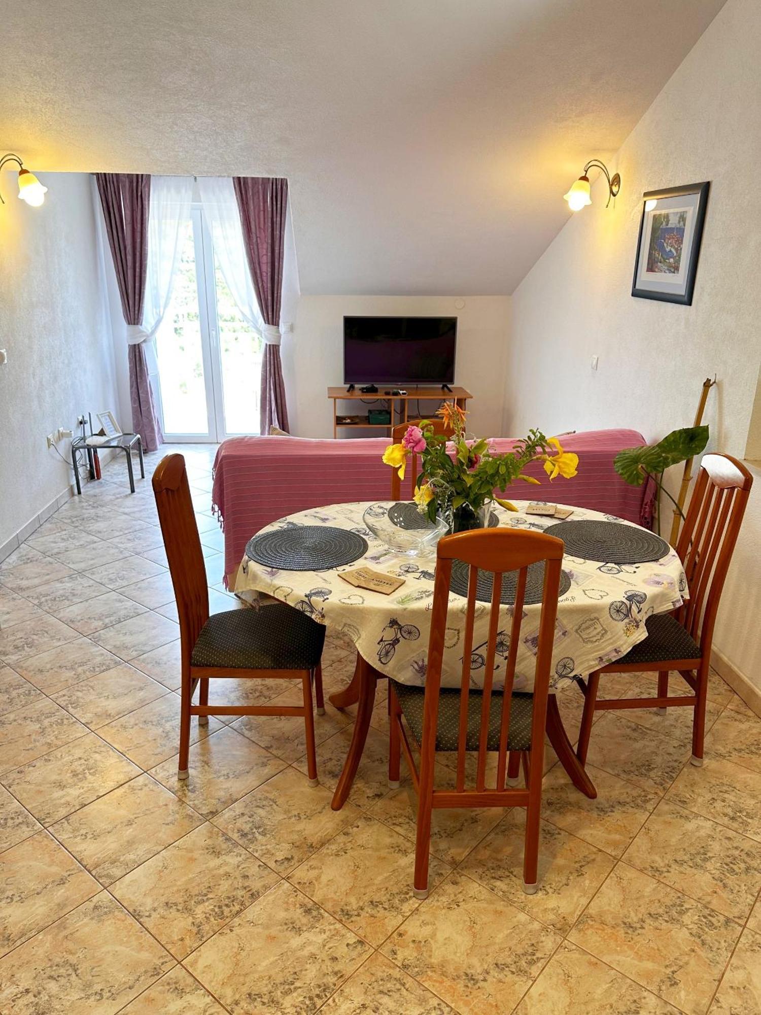 Apartments Grgic Zrnovo Buitenkant foto